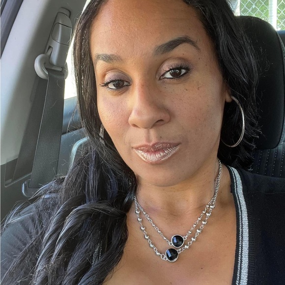 Sandra L !!POSH AMBASSADOR!! - Picture 3 of 10